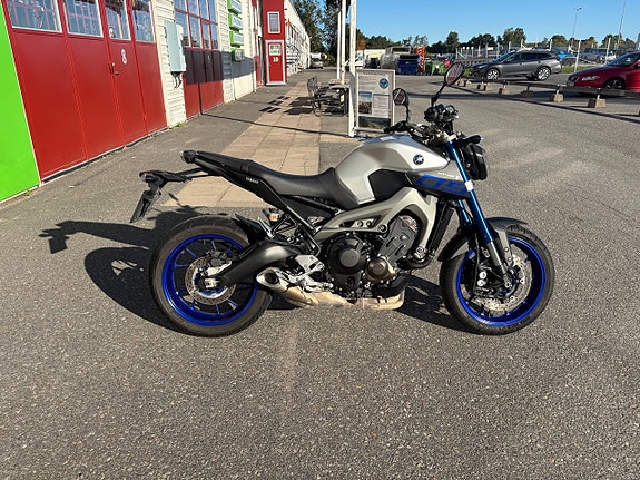 Yamaha MT-09 2 of 4