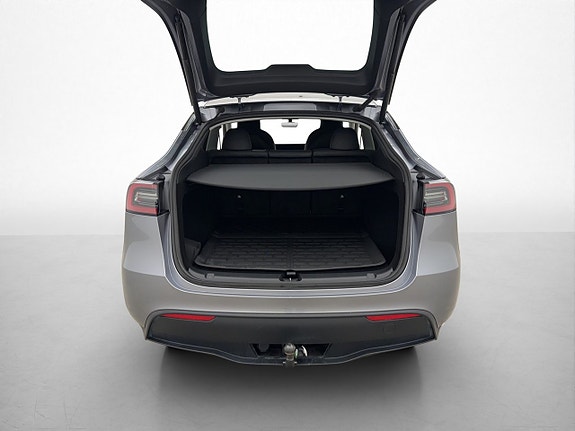 Tesla Model Y 17 of 30
