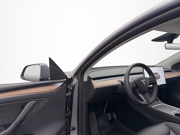 Tesla Model Y 12 of 30