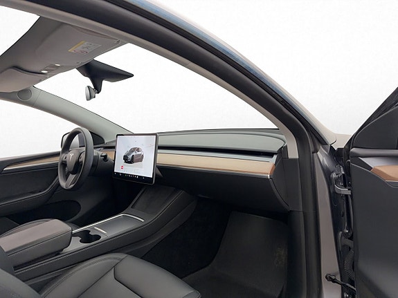 Tesla Model Y 15 of 30