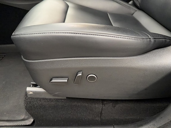 Tesla Model Y 21 of 30