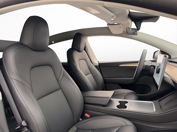 Tesla Model Y 14 of 30
