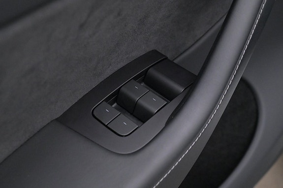 Tesla Model Y 10 of 27