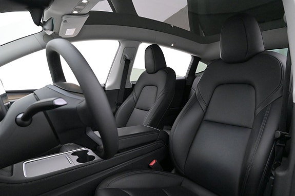 Tesla Model Y 9 of 27