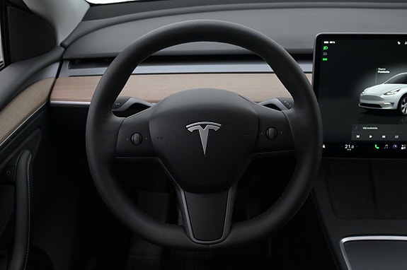 Tesla Model Y 7 of 27