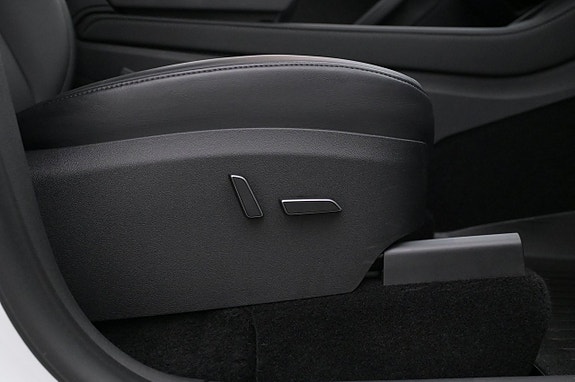 Tesla Model Y 13 of 27
