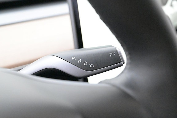 Tesla Model Y 8 of 27