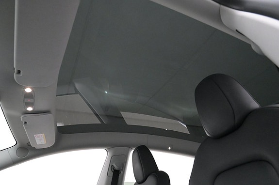 Tesla Model Y 24 of 27