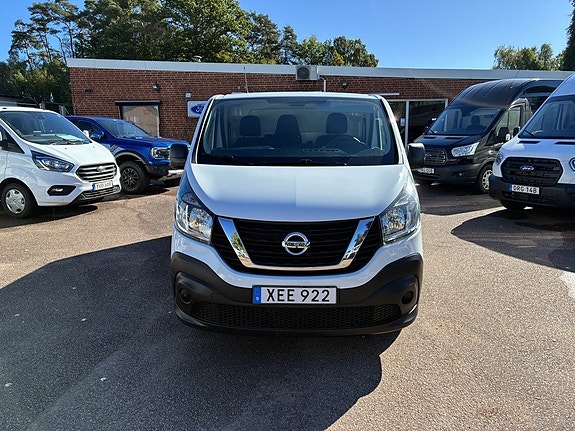 Nissan NV300 2 of 13