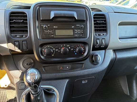 Nissan NV300 10 of 13