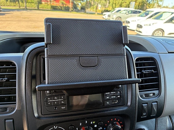 Nissan NV300 12 of 13