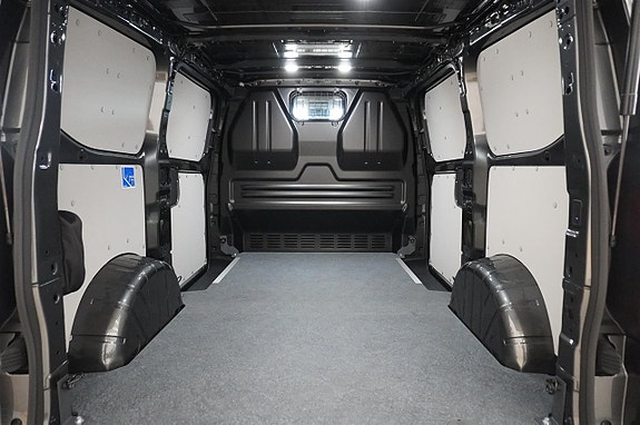 Ford Transit Custom 8 of 12