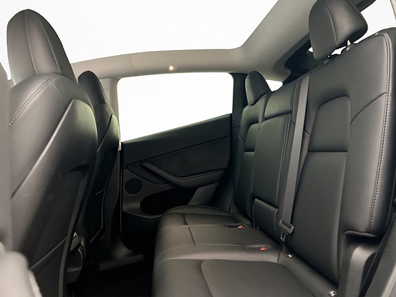 Tesla Model Y 28 of 30
