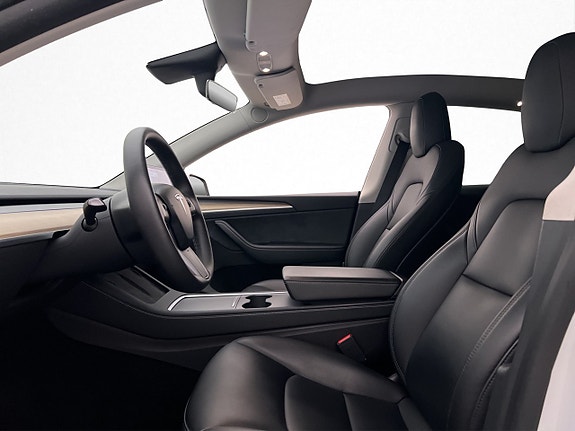 Tesla Model Y 12 of 30