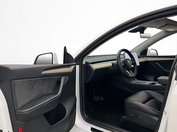 Tesla Model Y 11 of 30