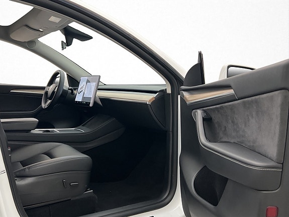 Tesla Model Y 27 of 30