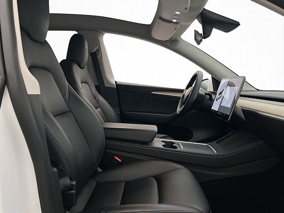Tesla Model Y 26 of 30