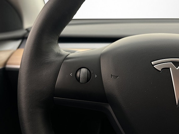 Tesla Model Y 15 of 30