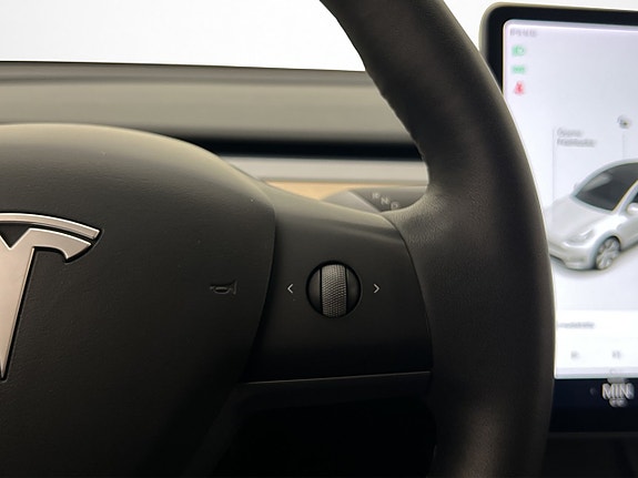 Tesla Model Y 16 of 30