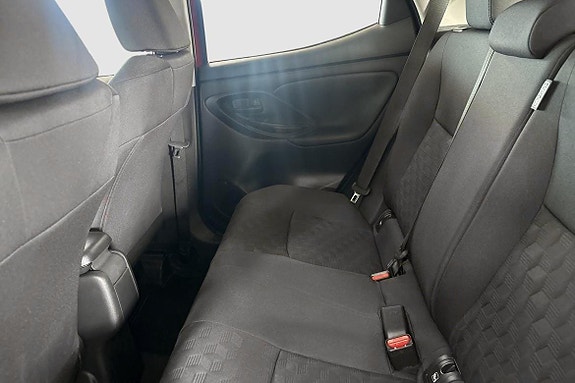 Toyota Yaris 12 of 12