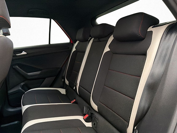 Volkswagen T-Roc 26 of 30