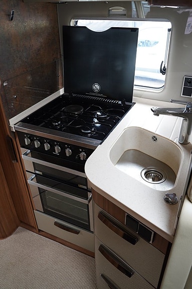 Hymer B 708 PL Ed-S 177HK Aut / ALDE / AC / Ugn / Hydralben / Välut 15 of 30