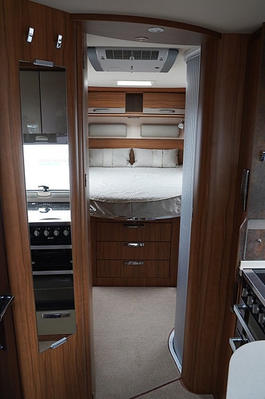 Hymer B 708 PL Ed-S 177HK Aut / ALDE / AC / Ugn / Hydralben / Välut 16 of 30