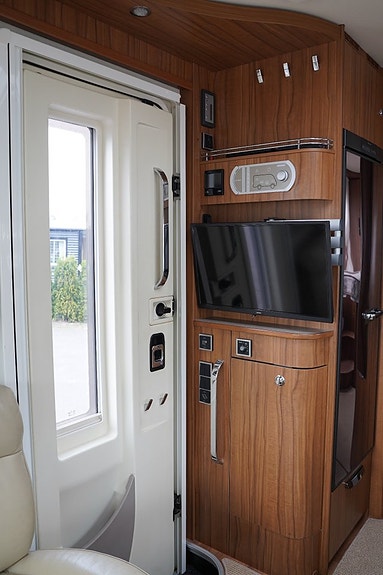 Hymer B 708 PL Ed-S 177HK Aut / ALDE / AC / Ugn / Hydralben / Välut 12 of 30