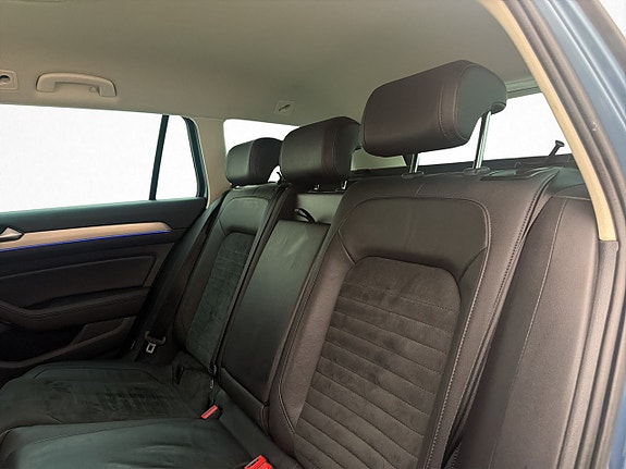 Volkswagen Passat 21 of 30