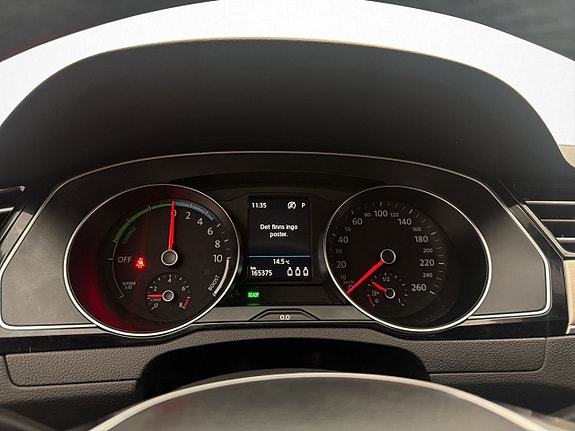 Volkswagen Passat 25 of 30