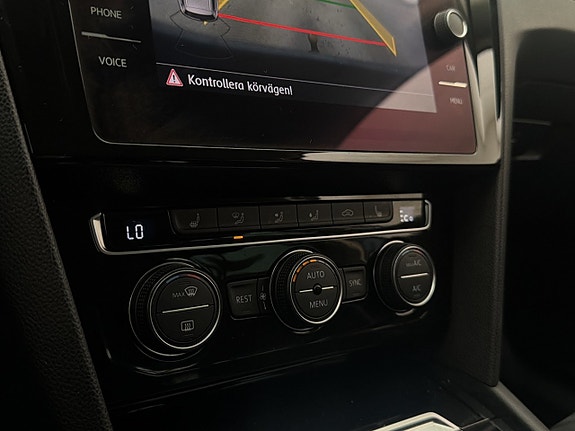 Volkswagen Passat 19 of 30