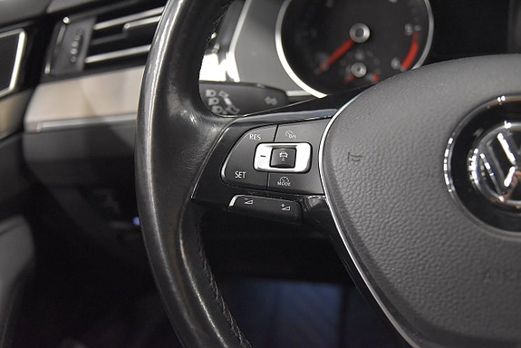 Volkswagen Passat 10 of 19