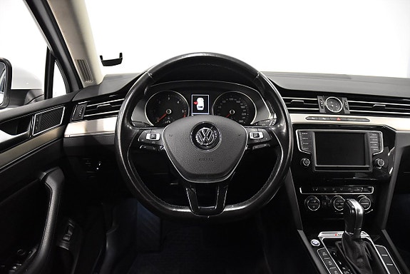 Volkswagen Passat 2 of 19