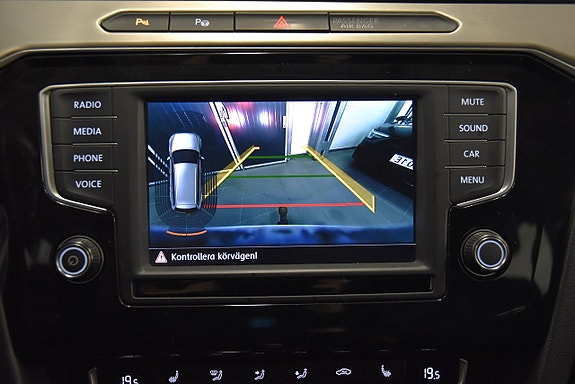 Volkswagen Passat 14 of 19