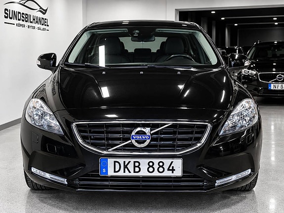 Volvo V40 2 of 9