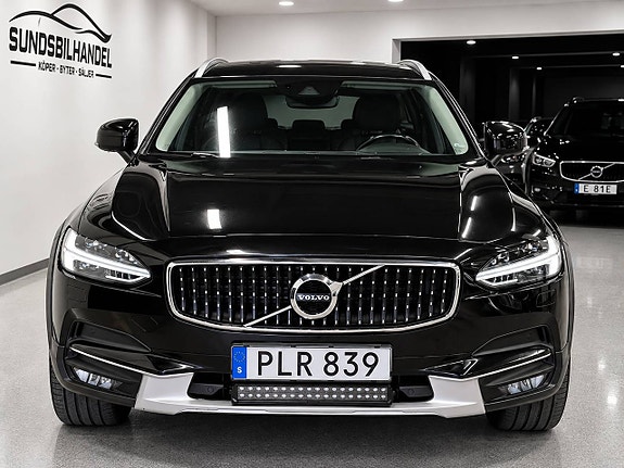 Volvo V90 Cross Country 2 of 13