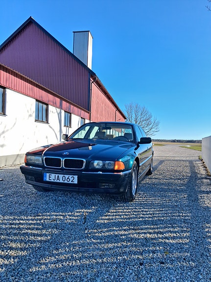 BMW 740i 3 of 5