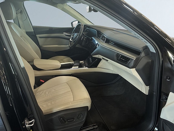 Audi e-tron 10 of 23