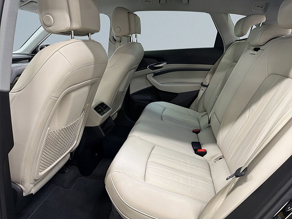 Audi e-tron 13 of 23