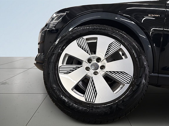 Audi e-tron 14 of 23