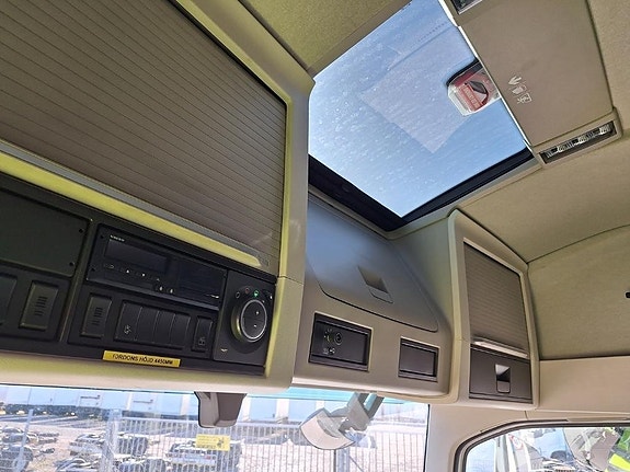 Volvo Vehicle Rigid 6x2-2 box full side opening 19 of 19