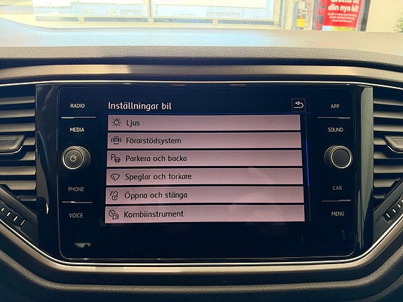 Volkswagen T-Roc 16 of 26