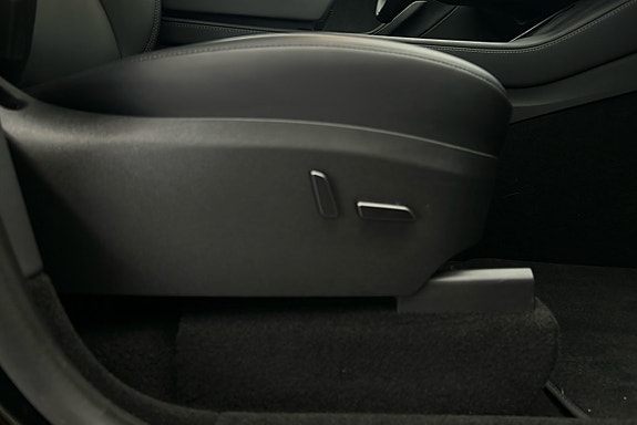 Tesla Model Y 16 of 25