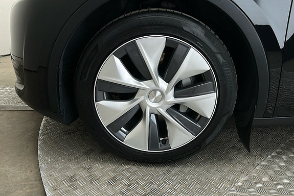 Tesla Model Y 11 of 25
