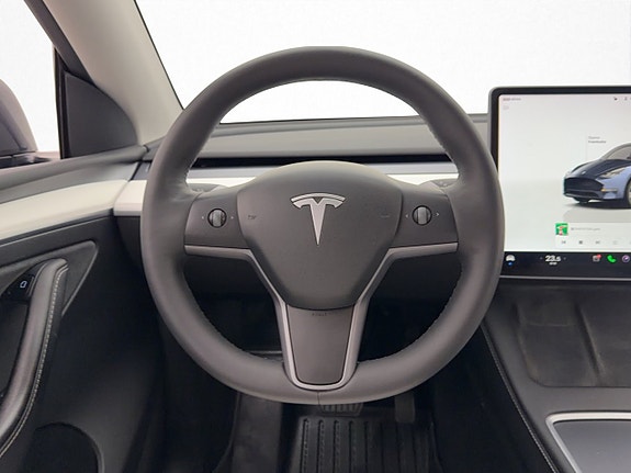 Tesla Model Y 15 of 30
