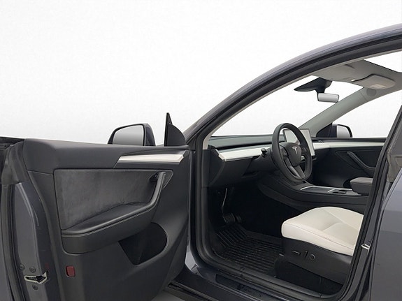 Tesla Model Y 11 of 30