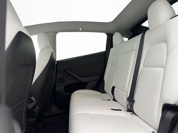 Tesla Model Y 26 of 30