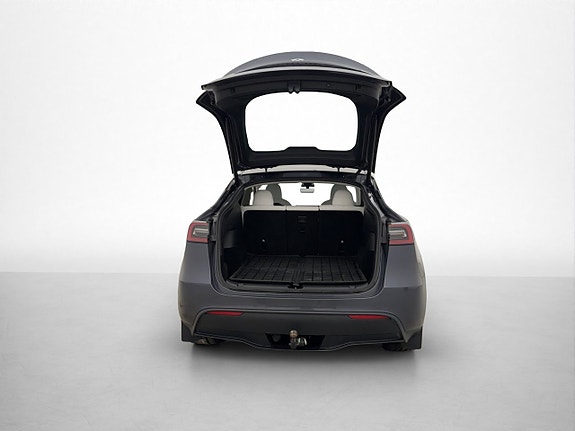 Tesla Model Y 27 of 30