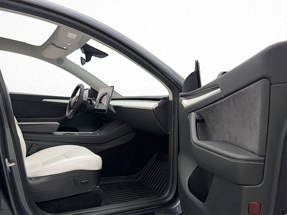Tesla Model Y 25 of 30