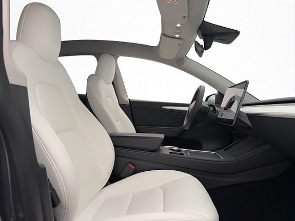 Tesla Model Y 24 of 30